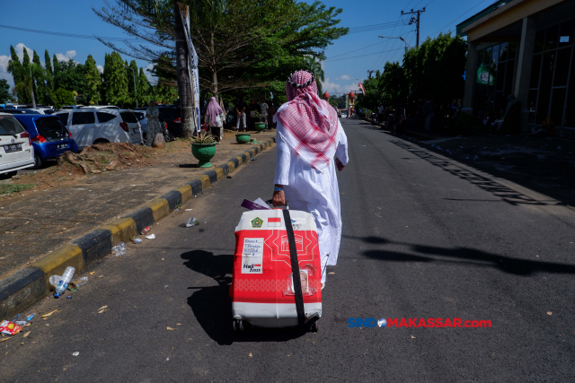 Sebanyak 392 jamaah haji kloter pertama Debarkasi Makassar tiba kembali di tanah air seusai menunaikan ibadah haji.