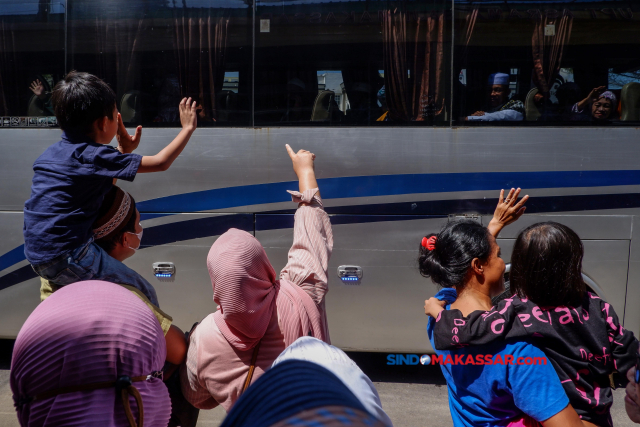 Sejumlah keluarga menyambut kedatangan jamaah haji saat tiba di Asrama Haji Sudiang, Makassar, Sulawesi Selatan, Rabu (5/7/2023).
