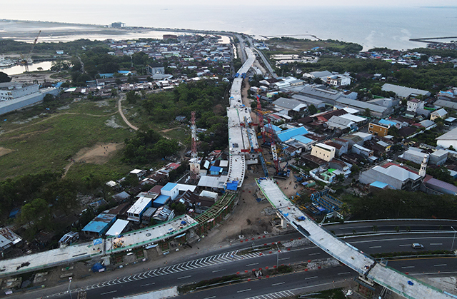 Progres pembangunan proyek jalan tol Makassar New Port (MNP) di Makassar, Kamis (6/7/2023).