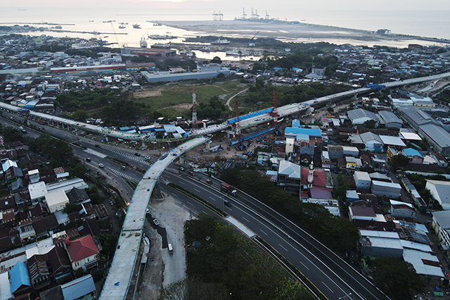 Progres pembangunan proyek jalan tol Makassar New Port (MNP) di Makassar, Kamis (6/7/2023).