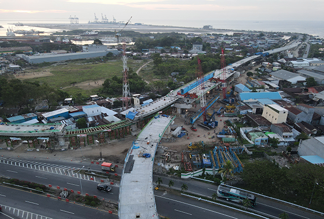 Progres pembangunan proyek jalan tol Makassar New Port (MNP) di Makassar, Kamis (6/7/2023).