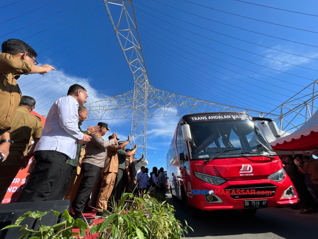 Gubernur Sulawesi Selatan (Sulsel) Andi Sudirman Sulaiman, meluncurkan program Trans Sulsel (Transportasi Andalan Sulawesi Selatan) di Kawasan CPI Makassar, Senin (10/7/2023).