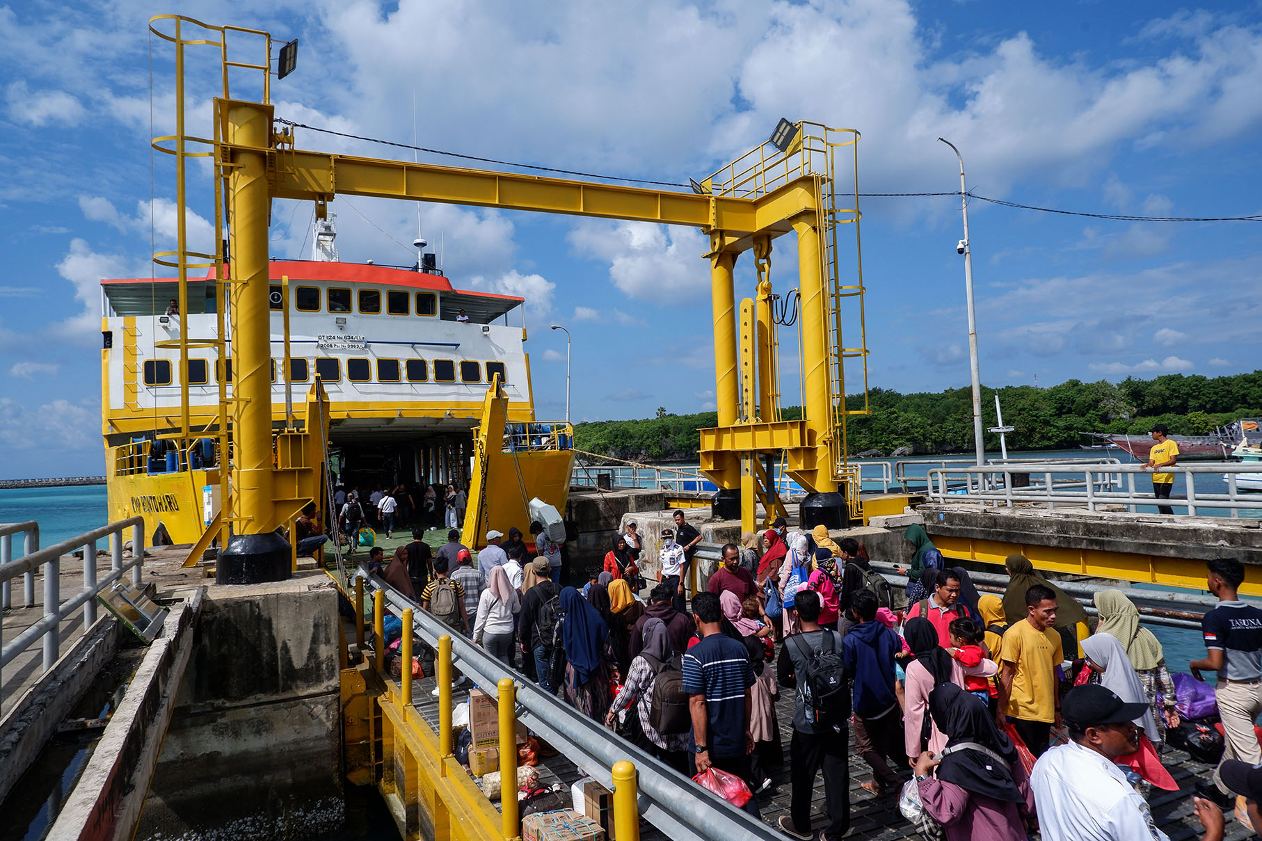 Kapal milik ASDP KMP Bontoharu saat bersandar di Pelabuhan Pamatata, Kabupaten Selayar, Sulawesi Selatan, Selasa (23/5/2023).