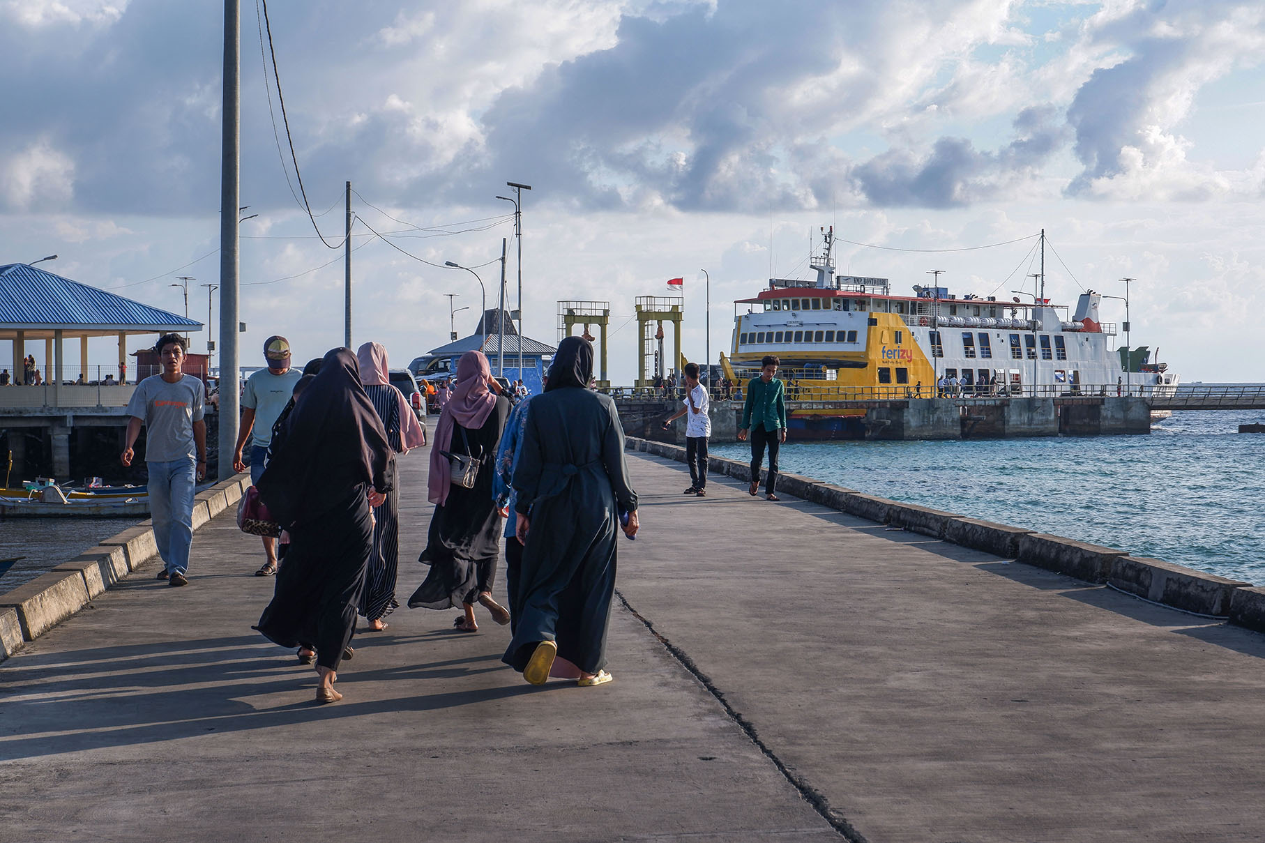 Kapal milik ASDP KMP Bontoharu saat bersandar di Pelabuhan Pamatata, Kabupaten Selayar, Sulawesi Selatan, Selasa (23/5/2023).