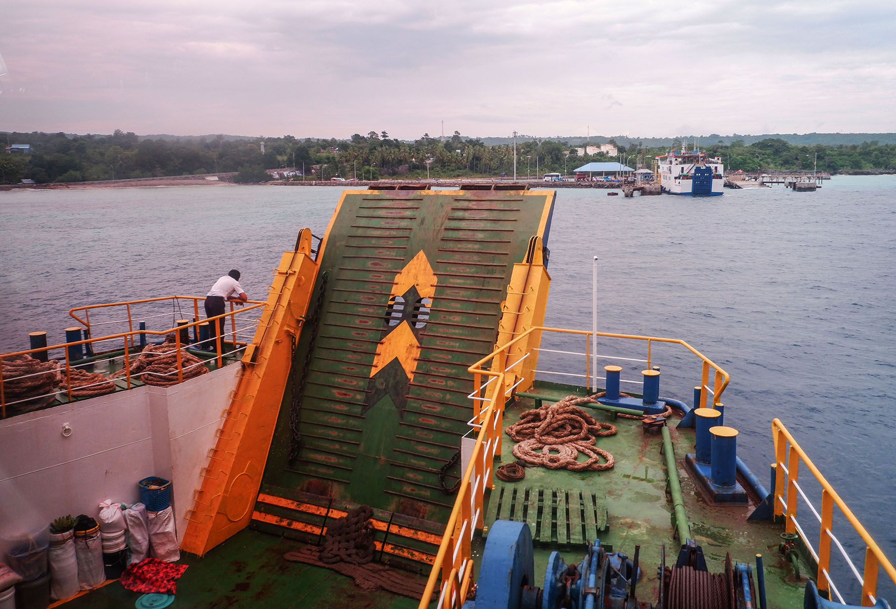 Kapal milik ASDP KMP Bontoharu saat bersandar di Pelabuhan Pamatata, Kabupaten Selayar, Sulawesi Selatan, Selasa (22/5/2023).