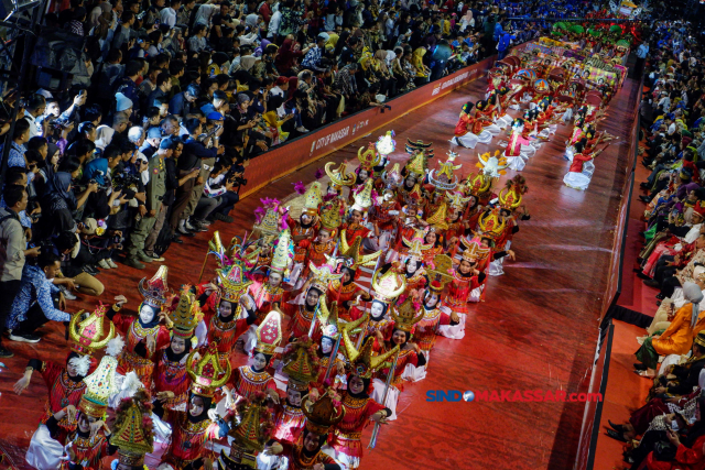 Sejumlah peserta karnaval mengikuti atraksi seni dan budaya di Jalan Penghibur, Makassar, Sulawesi Selatan, Rabu (12/7/2023).