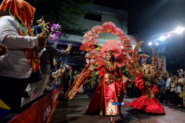 Sejumlah peserta karnaval mengikuti atraksi seni dan budaya di Jalan Penghibur, Makassar, Sulawesi Selatan, Rabu (12/7/2023).