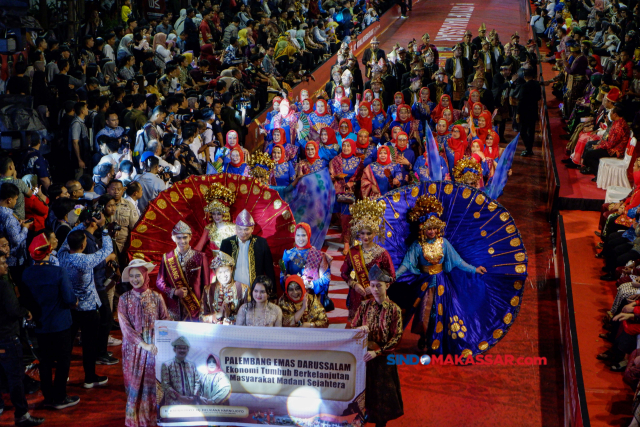 Sejumlah peserta karnaval mengikuti atraksi seni dan budaya di Jalan Penghibur, Makassar, Sulawesi Selatan, Rabu (12/7/2023).