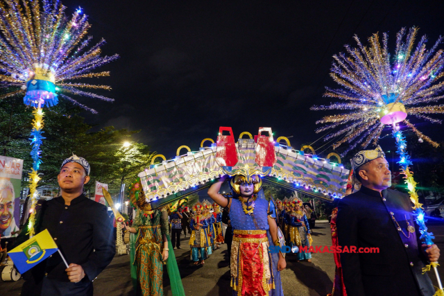 Sejumlah peserta karnaval mengikuti atraksi seni dan budaya di Jalan Penghibur, Makassar, Sulawesi Selatan, Rabu (12/7/2023).