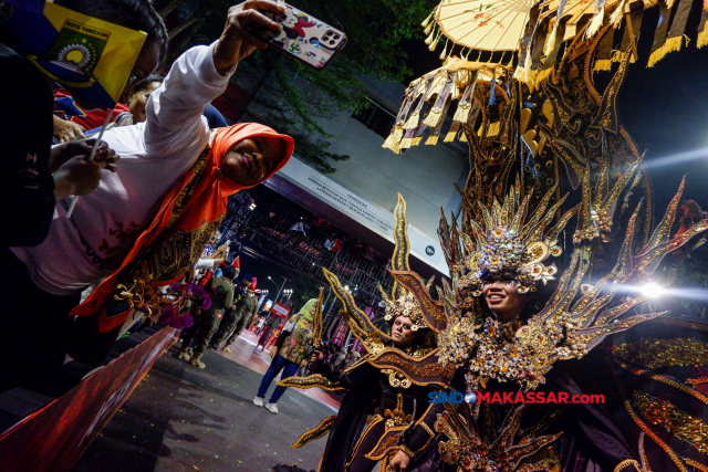 Sejumlah peserta karnaval mengikuti atraksi seni dan budaya di Jalan Penghibur, Makassar, Sulawesi Selatan, Rabu (12/7/2023).