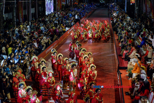 Sejumlah peserta karnaval mengikuti atraksi seni dan budaya di Jalan Penghibur, Makassar, Sulawesi Selatan, Rabu (12/7/2023).