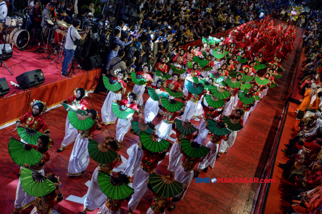 Sejumlah peserta karnaval mengikuti atraksi seni dan budaya di Jalan Penghibur, Makassar, Sulawesi Selatan, Rabu (12/7/2023).