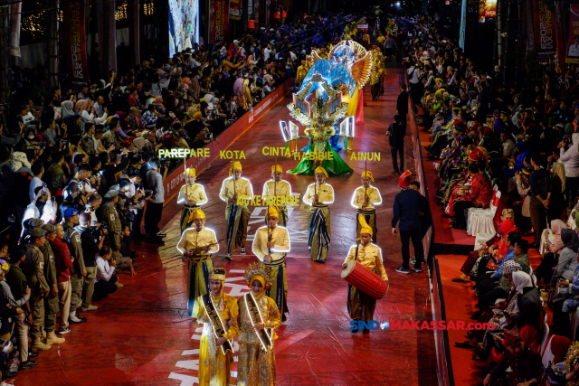 Sejumlah peserta karnaval mengikuti atraksi seni dan budaya di Jalan Penghibur, Makassar, Sulawesi Selatan, Rabu (12/7/2023).