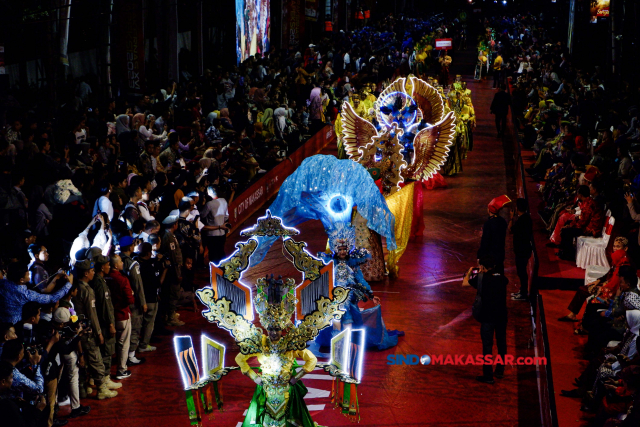 Sejumlah peserta karnaval mengikuti atraksi seni dan budaya di Jalan Penghibur, Makassar, Sulawesi Selatan, Rabu (12/7/2023).