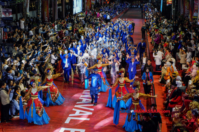 Sejumlah peserta karnaval mengikuti atraksi seni dan budaya di Jalan Penghibur, Makassar, Sulawesi Selatan, Rabu (12/7/2023).