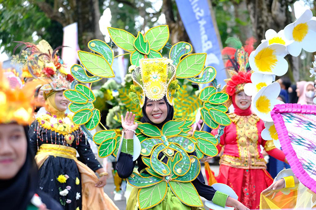 Fashion Carnaval menjadi salah satu kegiatan dalam Pelaksanaan event pariwisata Beautiful Malino 2023 yang dilaksanakan di Jalan Endang, Kelurahan Malino, Kecamatan Tinggimoncong, Kabupaten Gowa, Sabtu (15/7/2023).