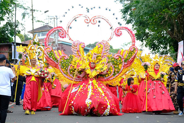 Fashion Carnaval menjadi salah satu kegiatan dalam Pelaksanaan event pariwisata Beautiful Malino 2023 yang dilaksanakan di Jalan Endang, Kelurahan Malino, Kecamatan Tinggimoncong, Kabupaten Gowa, Sabtu (15/7/2023).