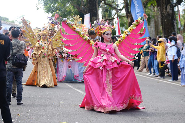 Fashion Carnaval menjadi salah satu kegiatan dalam Pelaksanaan event pariwisata Beautiful Malino 2023 yang dilaksanakan di Jalan Endang, Kelurahan Malino, Kecamatan Tinggimoncong, Kabupaten Gowa, Sabtu (15/7/2023).