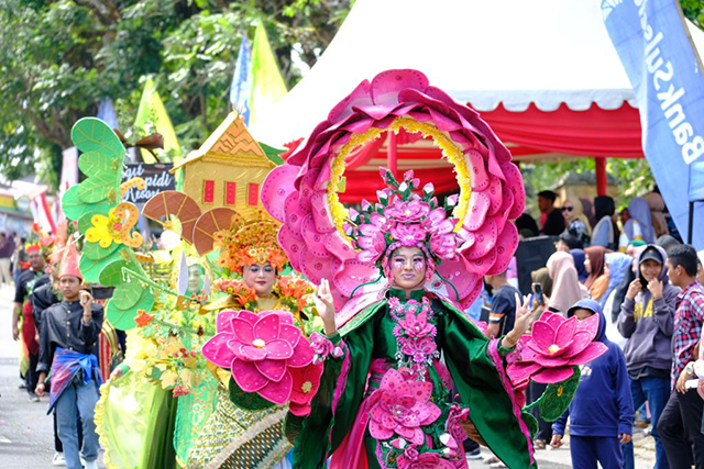 Fashion Carnaval menjadi salah satu kegiatan dalam Pelaksanaan event pariwisata Beautiful Malino 2023 yang dilaksanakan di Jalan Endang, Kelurahan Malino, Kecamatan Tinggimoncong, Kabupaten Gowa, Sabtu (15/7/2023).