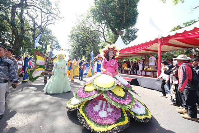 Fashion Carnaval menjadi salah satu kegiatan dalam Pelaksanaan event pariwisata Beautiful Malino 2023 yang dilaksanakan di Jalan Endang, Kelurahan Malino, Kecamatan Tinggimoncong, Kabupaten Gowa, Sabtu (15/7/2023).