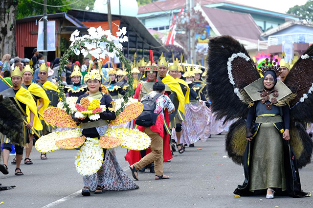 Fashion Carnaval menjadi salah satu kegiatan dalam Pelaksanaan event pariwisata Beautiful Malino 2023 yang dilaksanakan di Jalan Endang, Kelurahan Malino, Kecamatan Tinggimoncong, Kabupaten Gowa, Sabtu (15/7/2023).