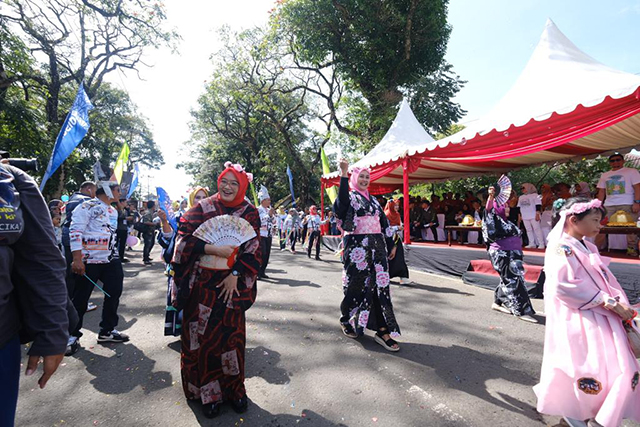 Fashion Carnaval menjadi salah satu kegiatan dalam Pelaksanaan event pariwisata Beautiful Malino 2023 yang dilaksanakan di Jalan Endang, Kelurahan Malino, Kecamatan Tinggimoncong, Kabupaten Gowa, Sabtu (15/7/2023).