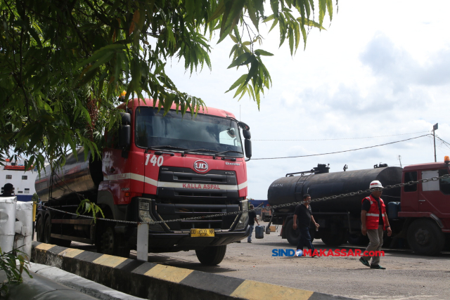 Beberapa pekerja melakukan proses pemindahan aspal curah di Terminal Aspal Curah, Kota Pare Pare, (18/07/2023). 