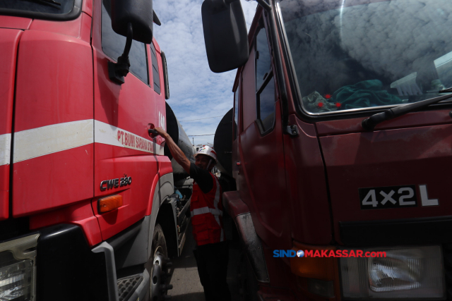 Beberapa pekerja melakukan proses pemindahan aspal curah di Terminal Aspal Curah, Kota Pare Pare, (18/07/2023). 