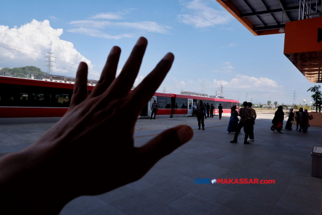 Sejumlah warga bersiap menggunakan kereta di Stasiun Rammang-Rammang, Kabupaten Maros, Sulawesi Selatan, Minggu (23/7/2023). Antusiasme masyarakat Sulawesi Selatan dalam menghabiskan masa liburannya kini semakin tinggi dengan adanya pilihan baru yakni naik kereta api di rute Kabupaten Maros-Kabupaten Barru. Hal ini dikarenakan jalur kereta api ini baru diresmikan  menjadi jalur kereta pertama di luar Jawa dan Sumatera. (Foto: Sindo Makassar/Maman Sukirman)