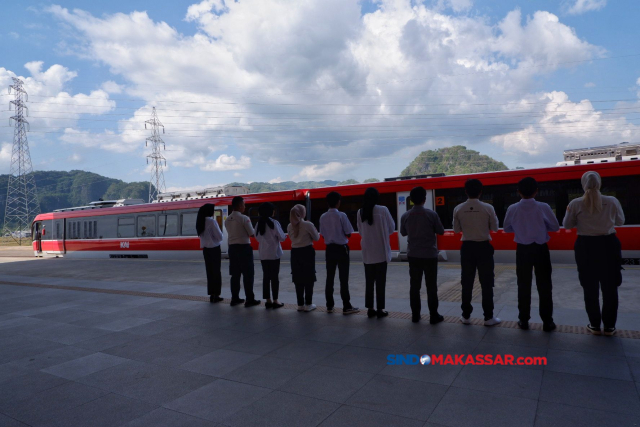 Antusiasme masyarakat Sulawesi Selatan dalam menghabiskan masa liburannya kini semakin tinggi dengan adanya pilihan baru yakni naik kereta api di rute Kabupaten Maros-Kabupaten Barru.