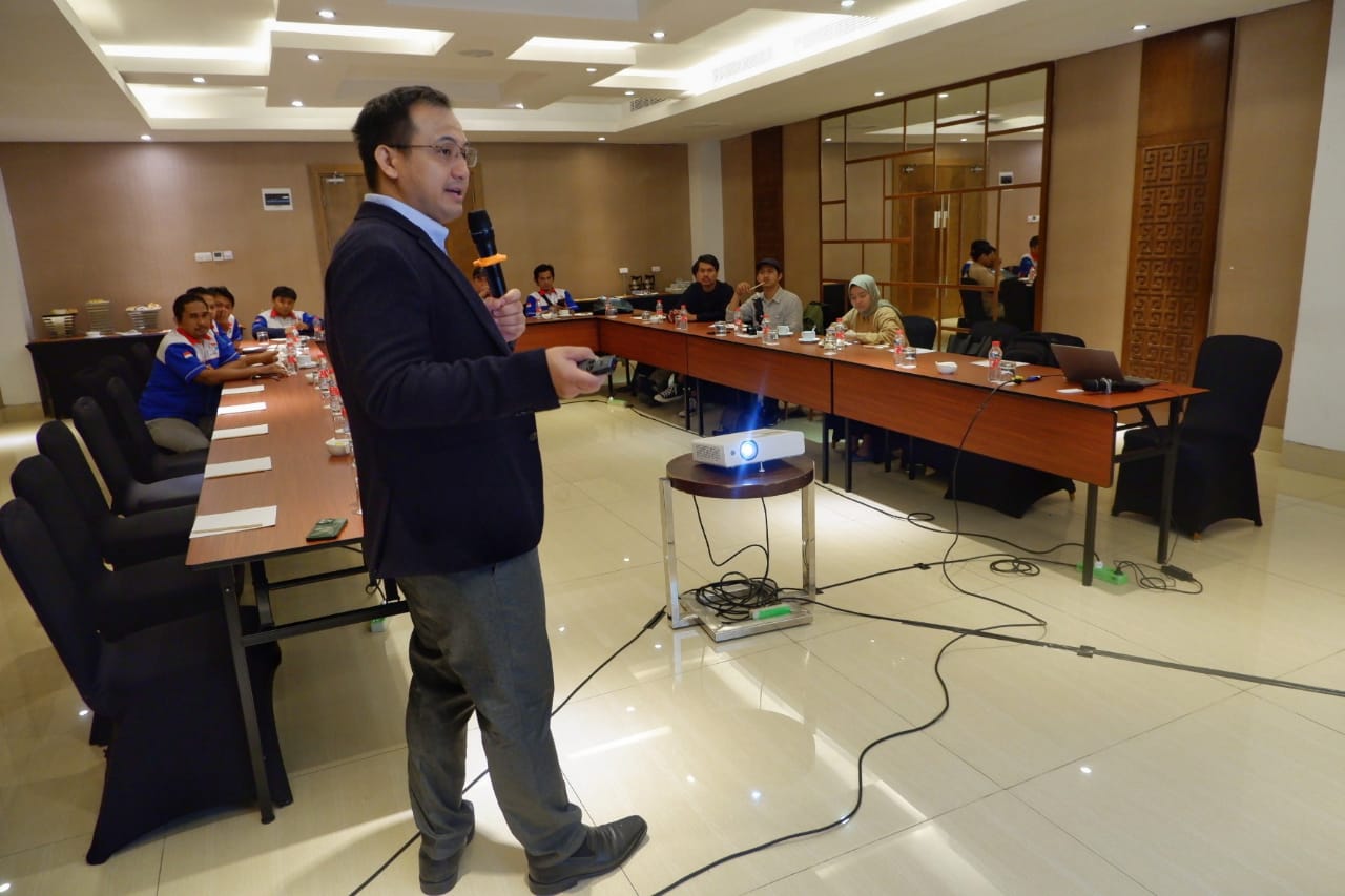 Reza Dharmayanda, Country Leader, Chemours Indonesia, menjelaskan produk The Chemours Company (Chemours) serta mempromosikan refrigeran yang asli di Indonesia, Makassar, Rabu (26/7/2023).