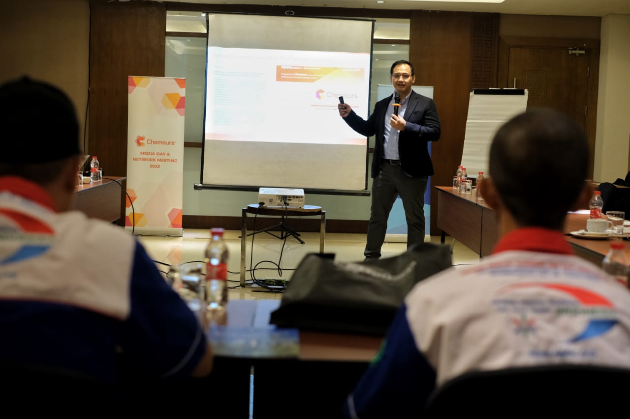 Reza Dharmayanda, Country Leader, Chemours Indonesia, menjelaskan produk The Chemours Company (Chemours) serta mempromosikan refrigeran yang asli di Indonesia, Makassar, Rabu (26/7/2023).