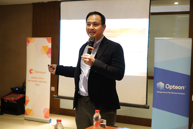 Reza Dharmayanda, Country Leader, Chemours Indonesia, menjelaskan produk The Chemours Company (Chemours) serta mempromosikan refrigeran yang asli di Indonesia, Makassar, Rabu (26/7/2023).