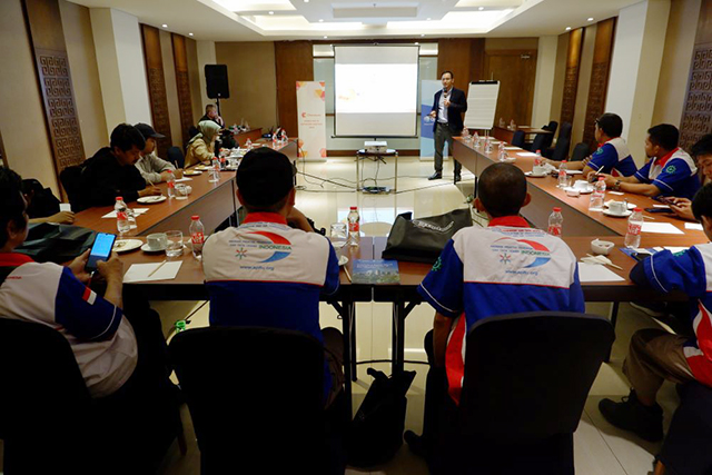 Reza Dharmayanda, Country Leader, Chemours Indonesia, menjelaskan produk The Chemours Company (Chemours) serta mempromosikan refrigeran yang asli di Indonesia, Makassar, Rabu (26/7/2023).