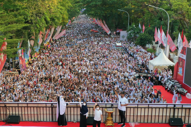 Ratusan ribu peserta Jalan Sehat Sulsel Anti Mager 2023 dalam rangka 354 Tahun Sulsel dan dalam rangka 78 Tahun Kemerdekaan Republik Indonesia yang dilepas start di depan Rumah Jabatan Gubernur Sulsel, Minggu, (6/8/2023).