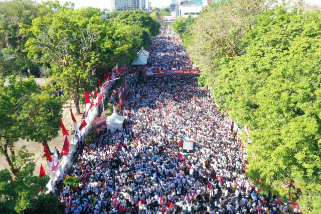 Ratusan ribu peserta Jalan Sehat Sulsel Anti Mager 2023 dalam rangka 354 Tahun Sulsel dan dalam rangka 78 Tahun Kemerdekaan Republik Indonesia yang dilepas start di depan Rumah Jabatan Gubernur Sulsel, Minggu, (6/8/2023).