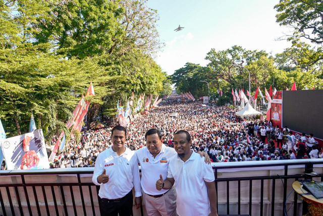 Menteri Pertahanan RI Prabowo bersama Gubernur Sulsel Andi Sudirman Sulaiman dan Ketua IKA Unhas Andi Amran Sulaiman melepas peserta Jalan Sehat Sulsel Anti Mager 2023