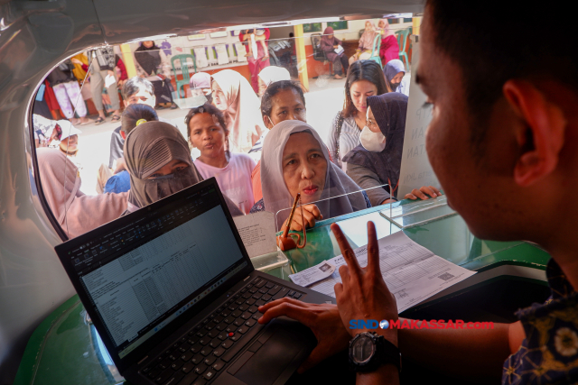 Warga antusis menyambut kehadiran layanan Mobile Customer Services (MCS) BPJS Kesehatan di Kalurahan Tamangapa, Makassar, Selasa(8/8/2023).