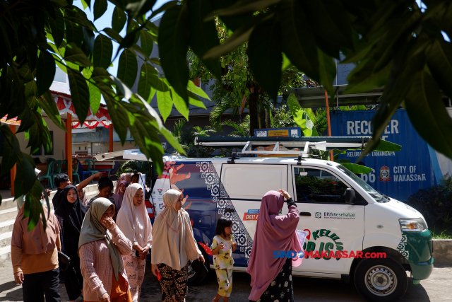 Warga antusis menyambut kehadiran layanan Mobile Customer Services (MCS) BPJS Kesehatan di Kalurahan Tamangapa, Makassar, Selasa(8/8/2023).