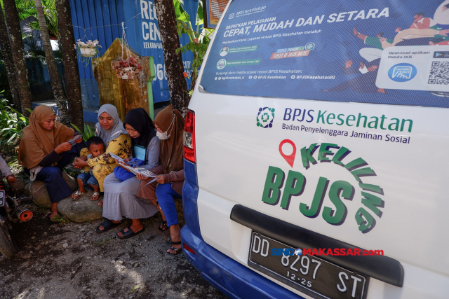 Mengandalkan armada mobil keliling, petugas BPJS Kesehatan mendatangi langsung peserta yang membutuhkan pelayanan administrasi serta informasi seputar Program JKN-KIS.