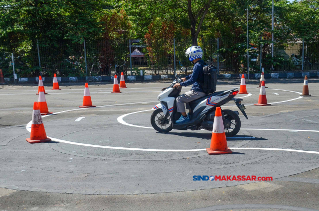 Pengendara mengikuti tes Surat Ijin Mengemudi (SIM) di Kantor Pelayanan SIM Satlantas/Satpas Polrestabes Makassar, Rabu (9/8/2023).