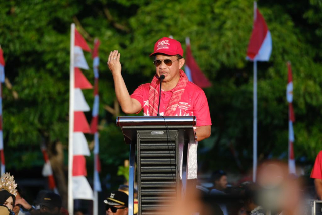 Pada puncak gerakan nasional di Bulukumba Sulsel ini, diserahkan secara simbolis bendera merah putih oleh Menteri Dalam Negeri RI, Tito Karnavian kepada perwakilan kelompok masyarakat.