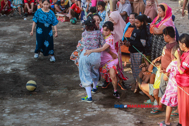Sejumlah ibu-ibu mengikuti pertandingan sepak bola sambil mengenakan pakaian daster di Kota Makassar, Sulawesi Selatan, Minggu (13/8/2023).