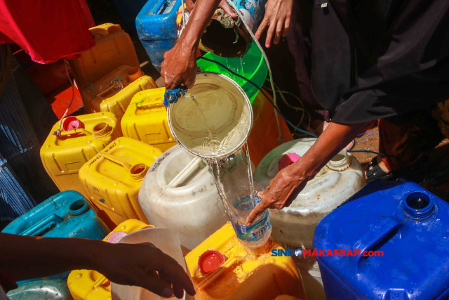 Sejumlah warga berebut air bersih yang disediakan oleh Badan Nasional Penanggulangan Bencana (BNPB)  Maros, di Kecamatan Bontoa, Kabupaten Maros, Sulawesi Selatan, Senin (14/8/2023). 