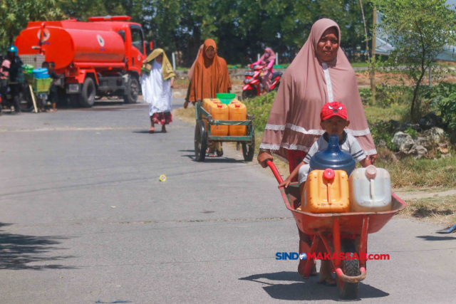 Sejumlah warga berebut air bersih yang disediakan oleh Badan Nasional Penanggulangan Bencana (BNPB)  Maros, di Kecamatan Bontoa, Kabupaten Maros, Sulawesi Selatan, Senin (14/8/2023). 