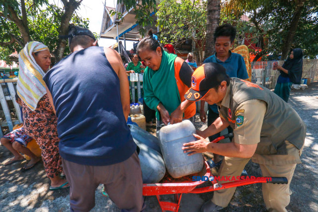 Sejumlah warga berebut air bersih yang disediakan oleh Badan Nasional Penanggulangan Bencana (BNPB)  Maros, di Kecamatan Bontoa, Kabupaten Maros, Sulawesi Selatan, Senin (14/8/2023). 