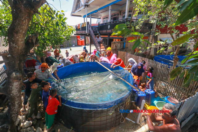 Sejumlah warga berebut air bersih yang disediakan oleh Badan Nasional Penanggulangan Bencana (BNPB)  Maros, di Kecamatan Bontoa, Kabupaten Maros, Sulawesi Selatan, Senin (14/8/2023). 