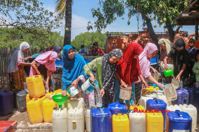 Sejumlah warga berebut air bersih yang disediakan oleh Badan Nasional Penanggulangan Bencana (BNPB)  Maros, di Kecamatan Bontoa, Kabupaten Maros, Sulawesi Selatan, Senin (14/8/2023). 