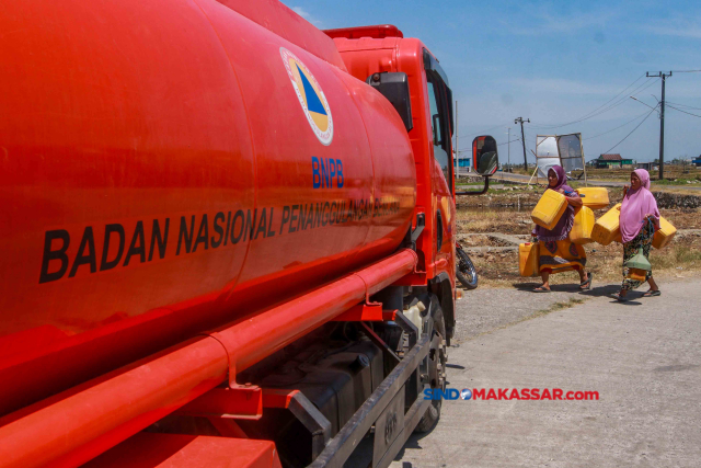 Sejumlah warga berebut air bersih yang disediakan oleh Badan Nasional Penanggulangan Bencana (BNPB)  Maros, di Kecamatan Bontoa, Kabupaten Maros, Sulawesi Selatan, Senin (14/8/2023). 