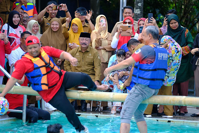 Kemeriahan dalam menyambut Hari Ulang Tahun (HUT) Ke-78 Republik Indonesia Tingkat Kabupaten Gowa semakin terlihat dengan digelarnya Lomba Pukul Bantal yang dilaksanakan di Kolam Mario Sungguminasa, Kabupaten Gowa, Sulawesi Selatan, Senin (14/8/2023).